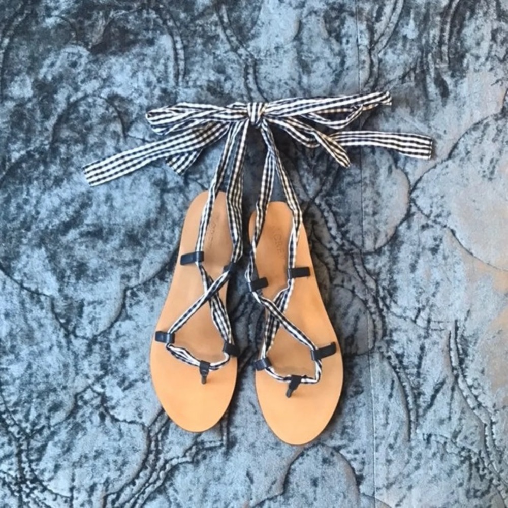 Tie sandals